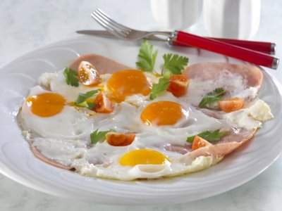 Tálon sült tojás sonkával  (ham and eggs)